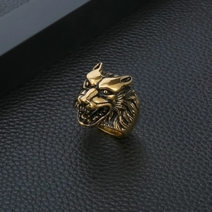 Detailansicht eines realistischen Wolfskopf-Rings im Vintage-Gold-Punk-Stil auf Leder
