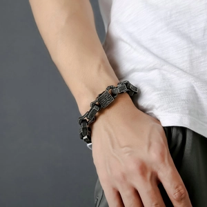 Retro Punk Titanstahl Armband mit geprägten Totem-Mustern für Herren in Grau