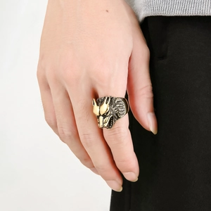 Detailansicht des Wolfskopfrings im Punk-Stil in Gold und Schwarz am Finger