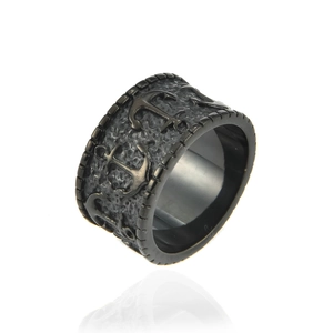 Dettaglio del rilievo dell'ancora vintage su un anello punk nero in acciaio martellato