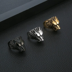 Drei Punk Wolfskopf Ringe in Silber Gold und Schwarz auf Lederhintergrund