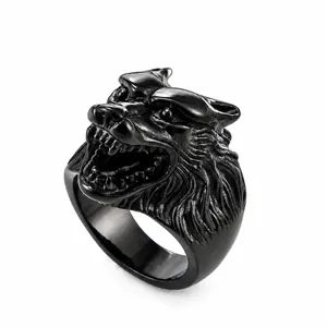 Gotischer Wolfskopf-Ring aus mattem schwarzem Edelstahl mit detaillierten Schnitzereien