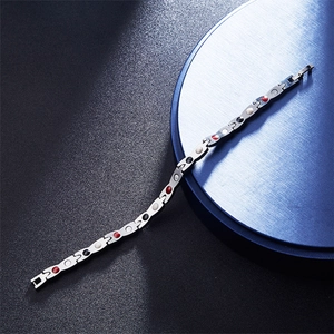 Bracelet poli en acier inoxydable à motif dragon avec pierres magnétiques sur socle bleu