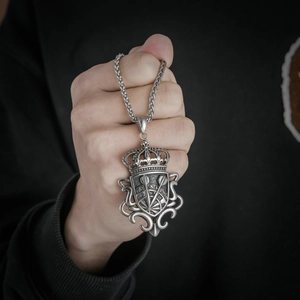 Collier punk hip hop pour hommes en acier inoxydable avec pendentif bouclier couronne
