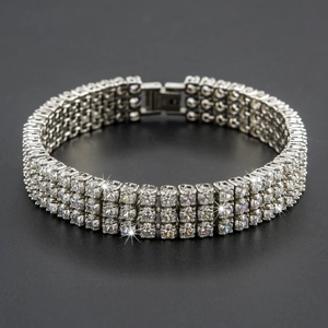 Hiphop Armband aus silbernem Titanstahl mit drei Reihen funkelnder 3A Zirkonia Steine