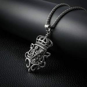 Pendentif bouclier punk vintage en acier inoxydable avec couronne et gravure 20 18
