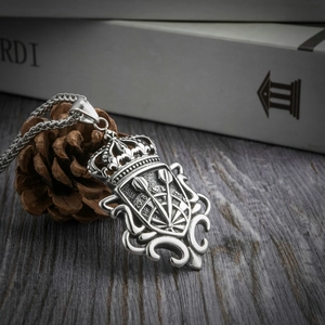 Pendentif bouclier punk gothique en acier inoxydable avec éléments couronne et flèche