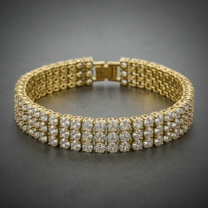 Detaillierte Makroansicht des dreireihigen Gold-Hiphop-Tennisarmbands mit Zirkonia-Steinen