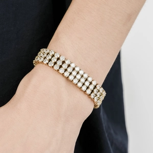 Hiphop-Stil dreireihiges Zirkon-Tennisarmband in Gold-Finish für Herren am Handgelenk