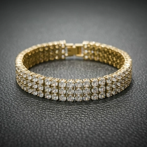 Detailaufnahme von Gold Hip-Hop Armband mit dreireihigen 3A Zirkonia auf Leder