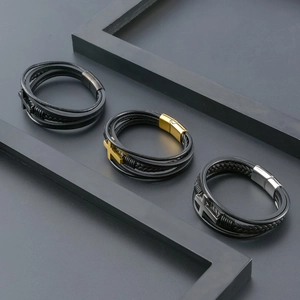 Bracelet multicouche en cuir tressé pour hommes avec croix en acier et fermoir magnétique