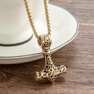 Vintage Thorshammer Mjölnir Halskette mit Wikinger Anhänger mit Gravuren an einer Rundboxkette
