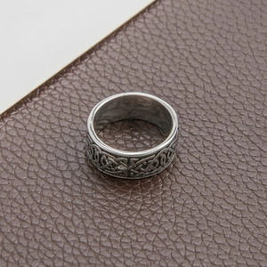 Bague vintage viking en acier inoxydable avec nœud celtique sur fond en cuir marron