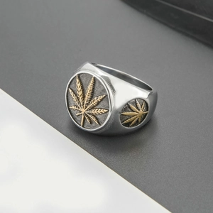 Anello sigillo hip hop da uomo con incisione foglia di cannabis oro e acciaio lucido
