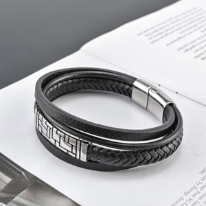 Détail du bracelet en cuir multicouche avec plaque en acier inoxydable gravée géométrique