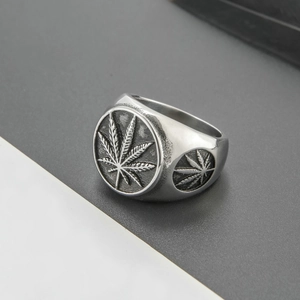 Macro di anello hip hop vintage con motivo a foglia di cannabis in rilievo su acciaio