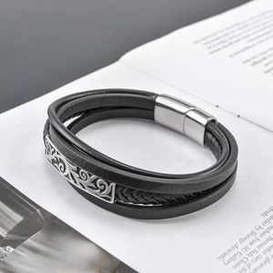 Vue détaillée du bracelet multicouche en cuir noir avec gravure en acier et fermoir magnétique
