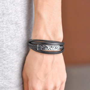 Bracelet multicouche en cuir tressé noir pour homme avec plaque en métal argenté gravé