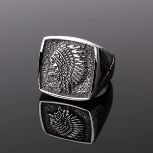 Retro roestvrijstalen vierkante ring voor heren met gedetailleerd Indiaans totemreliëf