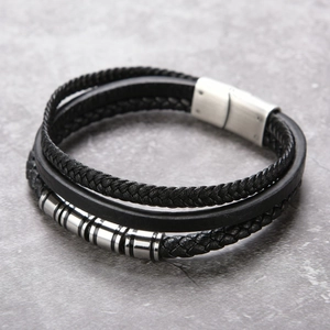 Mehrlagiges Herren-Lederarmband in Schwarz mit silbernen Stahlringen und Magnetverschluss
