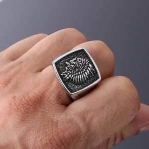 Vintage zilveren roestvrijstalen vierkante ring met tribal totemreliëf en verengravure