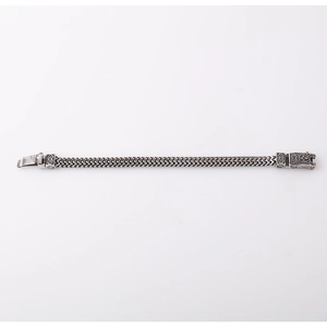 Detailansicht des silbernen Edelstahl-Geflochtenen Armbands mit Vintage-Verschluss