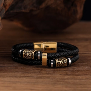Détail du bracelet Viking en cuir double épaisseur avec perles dorées en acier inox