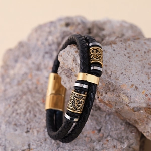 Détail du bracelet Viking en cuir avec boussole et fermoir magnétique doré sur pierre
