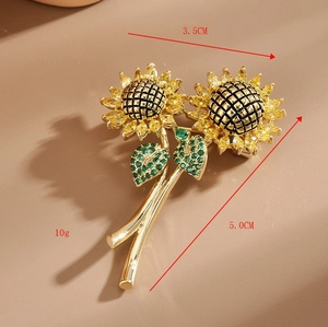Dettaglio della spilla a girasole con zirconi gialli e dimensioni 5,0 cm x 3,5 cm