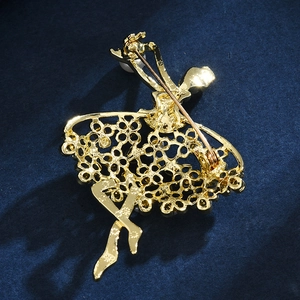 Elegante goldene Ballerina-Brosche mit Blumenausschnitt und Nadel auf blauem Samt