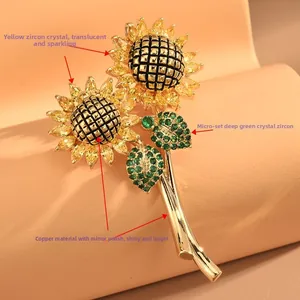 Dettaglio della spilla a girasole con petali in zircone giallo e foglie di cristallo micro-pavé