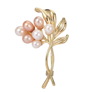 Eleganter goldener Blumenstrauß Brosche mit hochwertigen Süßwasserperlen und Blattdesign