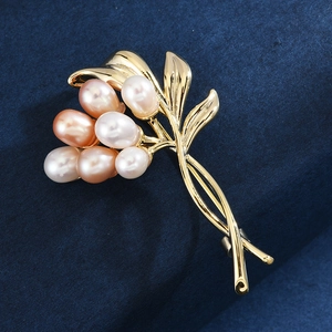 Elegante goldene Blumenbrosche mit sieben Süßwasserperlen in Weiß Rosa und Champagner