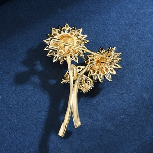 Elegante spilla a girasole dorata con cristalli su sfondo blu navy intenso