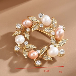 Details der Kranzbrosche mit Süßwasserperlen und Zirkonia, Größe 3,8cm, Gewicht 10g