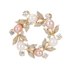 Luxuriöse Schmetterlings-Blütenkranz Brosche mit Perlen und Zirkonia in Gold