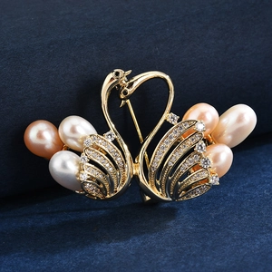 Élégante broche double cygne plaquée or avec cristaux de zircon et perles d'eau douce