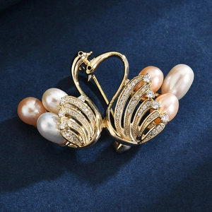 Élégante broche double cygne plaquée or avec pavé de zircons et perles d'eau douce sur fond bleu