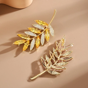 Broche branche d'olivier élégante avec cristaux ambrés et placage d'or, vue détaillée