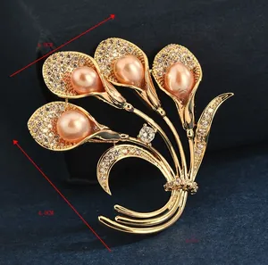 Détail de la broche tulipe dorée avec perles roses et strass, taille 4,0cm et 13g