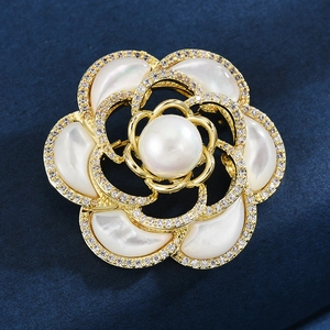 Élégante broche camélia avec pétales en nacre, perle centrale et accents de zircon