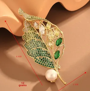 Détail de la broche feuille en zircon vert doré avec perle, taille 6,6 cm x 3,0 cm
