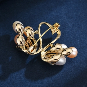 Élégante broche cygne dorée avec perles d'eau douce et zircons pour robes de luxe