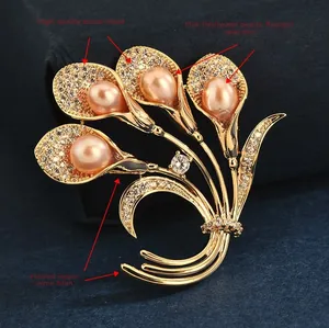 Détail de broche tulipe avec perles d'eau douce roses et pierres de zircone micro-pavées