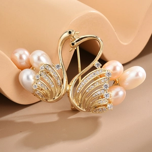 Élégante Broche Cygne en Cuivre avec Perle d'Eau Douce et Zirconia Épingle de Revers Forme Animale pour Femme Bijoux de Mariage