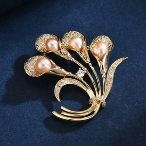 Broche tulipe dorée élégante avec perles d'eau douce roses et cristaux micro-sertis