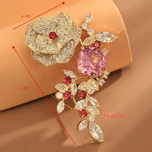 Détail de la broche camélia avec pierre rose et incrustation de zircon, 4,3x6,4 cm