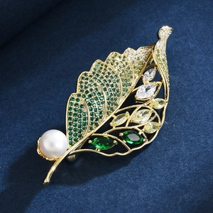 Broche élégante en forme de feuille dorée avec zircons verts et perle blanche