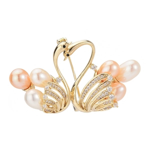 Élégante broche cygne en or avec perles d'eau douce roses et cristaux de zircon brillants