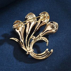 Vue arrière de broche tulipe dorée avec perle d'eau douce et sertissage micro-pavé